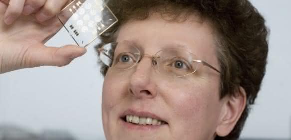 Prof. Dr. Andrea Robitzki mit einem Biochip. (Foto: Universität Leipzig / Franziska Frenzel)