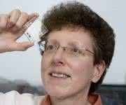Prof. Dr. Andrea Robitzki mit einem Biochip. (Foto: Universität Leipzig / Franziska Frenzel)