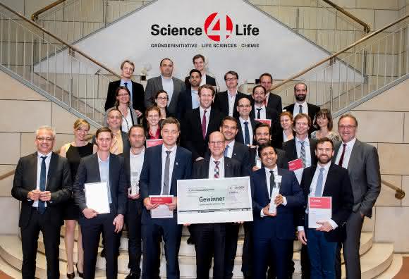 Science4Life Venture Cup 2016: Die Gewinner mit den Schirmherren der Gründerinitiative, dem Hessischen Wirtschaftsminister Tarek Al-Wazir (links) und Prof. Dr. Jochen Maas, Geschäftsführer Forschung und Entwicklung der Sanofi-Aventis Deutschland GmbH (rechts).