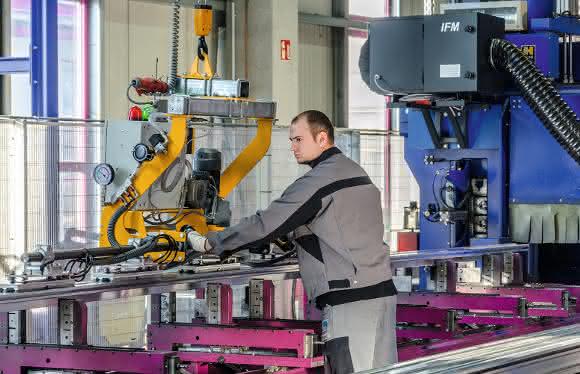 Strangpressprofile bewegen: Eurotech realisiert flexibles Vakuum-Handlinggerät für TSE Strangpressprofile bewegen: Eurotech realisiert flexibles Vakuum-Handlinggerät für TSE