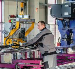 Strangpressprofile bewegen: Eurotech realisiert flexibles Vakuum-Handlinggerät für TSE