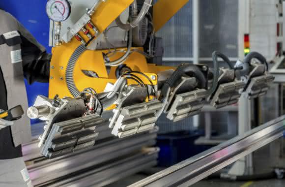 Strangpressprofile bewegen: Eurotech realisiert flexibles Vakuum-Handlinggerät für TSE Strangpressprofile bewegen: Eurotech realisiert flexibles Vakuum-Handlinggerät für TSE