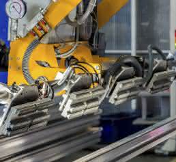 Strangpressprofile bewegen: Eurotech realisiert flexibles Vakuum-Handlinggerät für TSE