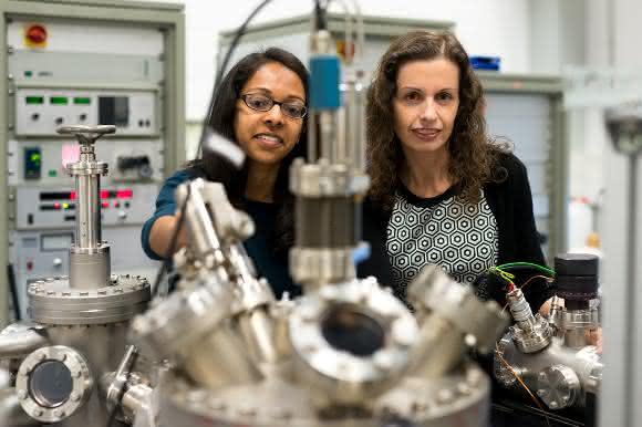 Sie forschen an neuen Katalysatoren, die Kohlendioxid umwandeln: Hemma Mistry (links) und Beatriz Roldan Cuenya (© RUB, Kramer).