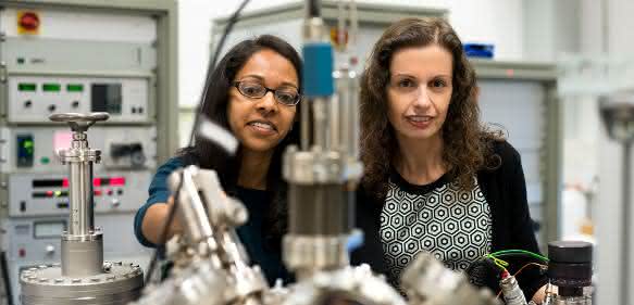 Sie forschen an neuen Katalysatoren, die Kohlendioxid umwandeln: Hemma Mistry (links) und Beatriz Roldan Cuenya (© RUB, Kramer).