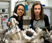Sie forschen an neuen Katalysatoren, die Kohlendioxid umwandeln: Hemma Mistry (links) und Beatriz Roldan Cuenya (© RUB, Kramer).