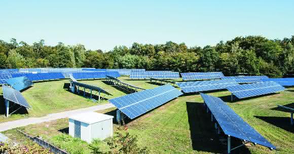 Messungen am KIT sollen bestimmen, wie sich die Verschmutzung der Solarpanelen durch abgelagerten Mineralstaub auf die PV-Leistung auswirkt. (Foto: Sandra Göttisheim)