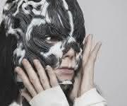 Sängerin Björk mit ihrer Maske Sängerin Björk mit ihrer Maske