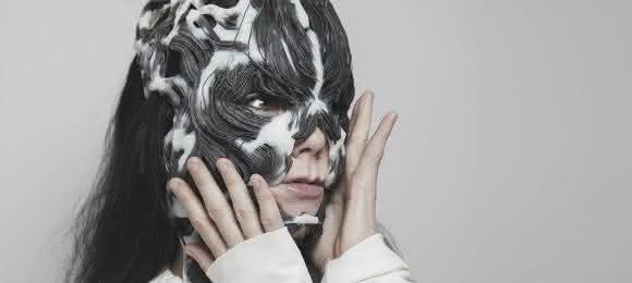 Sängerin Björk mit ihrer Maske