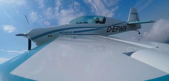 Siemens-Motor im Kunstflugzeug Siemens-Motor fürs Fliegen