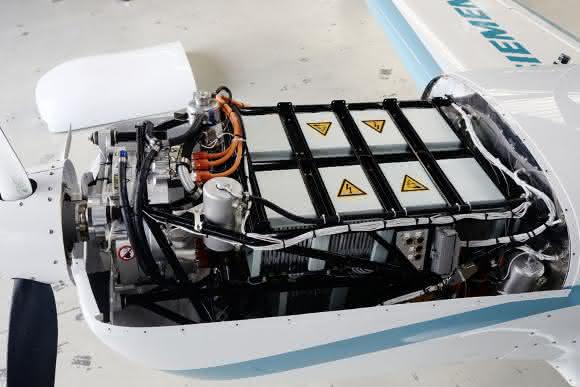 Motor, Umrichter und Batterien im Flugzeug Siemens-Motor flexibel verbaut