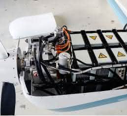 Motor, Umrichter und Batterien im Flugzeug Siemens-Motor flexibel verbaut