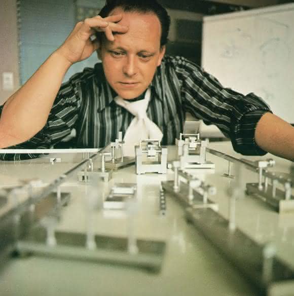Gerhard Schubert hat sich von seiner Idee, eine flexible Verpackungsmaschine im Baukastensystem anbieten zu können, nie abbringen lassen. 1966 gründete er das eigene Unternehmen.