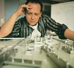 Gerhard Schubert hat sich von seiner Idee, eine flexible Verpackungsmaschine im Baukastensystem anbieten zu können, nie abbringen lassen. 1966 gründete er das eigene Unternehmen. Gerhard Schubert hat sich von seiner Idee, eine flexible Verpackungsmaschine im Baukastensystem anbieten zu können, nie abbringen lassen. 1966 gründete er das eigene Unternehmen.