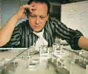 Gerhard Schubert hat sich von seiner Idee, eine flexible Verpackungsmaschine im Baukastensystem anbieten zu können, nie abbringen lassen. 1966 gründete er das eigene Unternehmen.