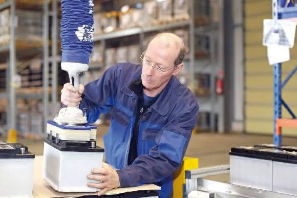 Der Vakuum-Schlauchheber JumboFlex ermöglicht ein ermüdungsfreies und werkstückschonendes Arbeiten. (Fotos: Schmalz)