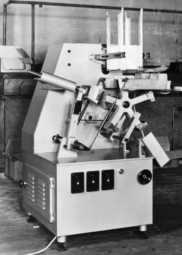 Die erste Maschine Gerhard Schubert kam 1966: Die Schachtel-Aufrichte und Klebemaschine SKA.