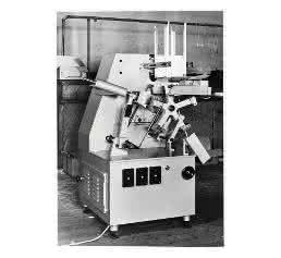 Die erste Maschine Gerhard Schubert kam 1966: Die Schachtel-Aufrichte und Klebemaschine SKA. Die erste Maschine Gerhard Schubert kam 1966: Die Schachtel-Aufrichte und Klebemaschine SKA.
