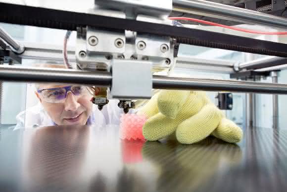 Entstehung eines kleinen Bauteils im 3D-Druck-Labor. (Bild: Covestro) Entstehung eines kleinen Bauteils im 3D-Druck-Labor. (Bild: Covestro)