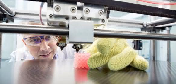 Entstehung eines kleinen Bauteils im 3D-Druck-Labor. (Bild: Covestro) Entstehung eines kleinen Bauteils im 3D-Druck-Labor. (Bild: Covestro)