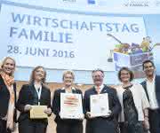 Familienfreundliche Personalpolitik: Lapp gewinnt im Wettbewerb „Erfolgsfaktor Familie 2016“ Familienfreundliche Personalpolitik: Lapp gewinnt im Wettbewerb „Erfolgsfaktor Familie 2016“