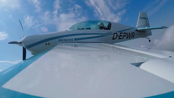 Siemens-Motor im Kunstflugzeug Siemens-Motor fürs Fliegen