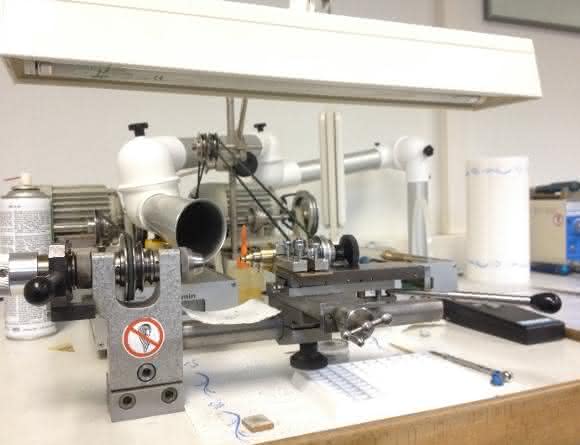 Absaugarm an einer Drehmaschine Absaugarm von ULT an einer Drehmaschine