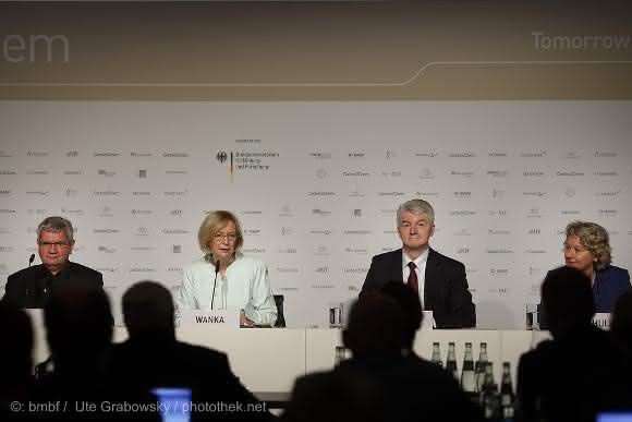Pressekonferenz mit Bundesministerin Johanna Wanka, Svenja Schulze, NRW-Wissenschaftsministerin (rechts), sowie Robert Schlögl, Direktor des MPI für Chemische Energiekonversion (links) und Heinrich Hiesinger, Vorstandsvorsitzender der Thyssenkrupp AG (2.v.r.) © BMBF/Ute Grabowsky.