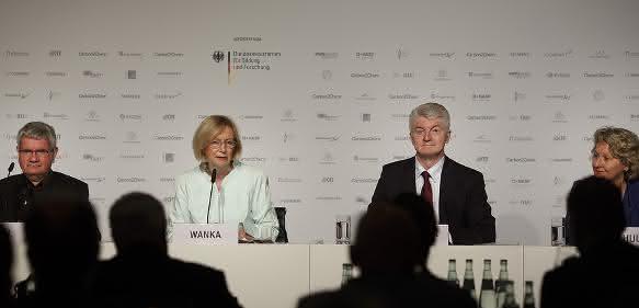 Pressekonferenz mit Bundesministerin Johanna Wanka, Svenja Schulze, NRW-Wissenschaftsministerin (rechts), sowie Robert Schlögl, Direktor des MPI für Chemische Energiekonversion (links) und Heinrich Hiesinger, Vorstandsvorsitzender der Thyssenkrupp AG (2.v.r.) © BMBF/Ute Grabowsky.
