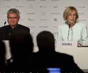 Pressekonferenz mit Bundesministerin Johanna Wanka, Svenja Schulze, NRW-Wissenschaftsministerin (rechts), sowie Robert Schlögl, Direktor des MPI für Chemische Energiekonversion (links) und Heinrich Hiesinger, Vorstandsvorsitzender der Thyssenkrupp AG (2.v.r.) © BMBF/Ute Grabowsky.