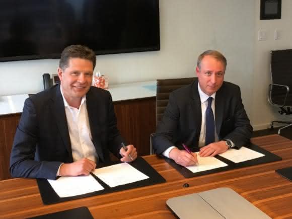 Don Enns, Präsident und CEO Transferra Nanosciences Inc. und Dr. Jean-Luc Herbeaux, Leiter des Geschäftsgebiets Health Care von Evonik bei der Vertragsunterzeichnung in Vancouver, Kanada.