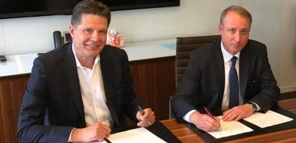 Don Enns, Präsident und CEO Transferra Nanosciences Inc. und Dr. Jean-Luc Herbeaux, Leiter des Geschäftsgebiets Health Care von Evonik bei der Vertragsunterzeichnung in Vancouver, Kanada.