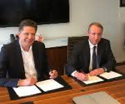 Don Enns, Präsident und CEO Transferra Nanosciences Inc. und Dr. Jean-Luc Herbeaux, Leiter des Geschäftsgebiets Health Care von Evonik bei der Vertragsunterzeichnung in Vancouver, Kanada.