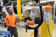 Ford Stoßdaempfer-Uebergabe an Roboter Ford Stoßdaempfer-Uebergabe an Roboter