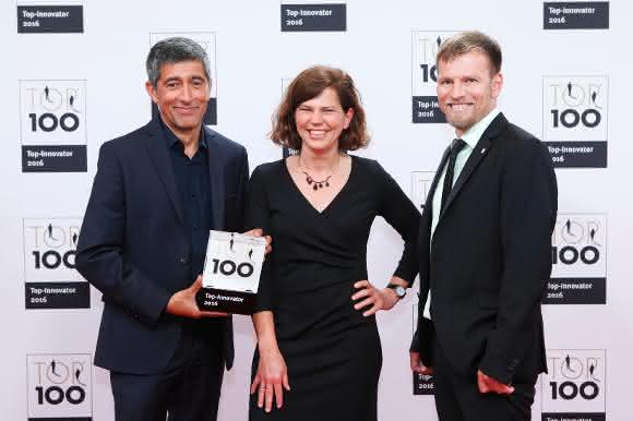 Ranga Yogeshwar überreicht Anke Bördgen und Dr. Marc Diener von Knauer den Top-100-Preis (©KD Busch/compamedia)