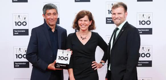 Ranga Yogeshwar überreicht Anke Bördgen und Dr. Marc Diener von Knauer den Top-100-Preis (©KD Busch/compamedia)