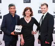 Ranga Yogeshwar überreicht Anke Bördgen und Dr. Marc Diener von Knauer den Top-100-Preis (©KD Busch/compamedia) Ranga Yogeshwar überreicht Anke Bördgen und Dr. Marc Diener von Knauer den Top-100-Preis (©KD Busch/compamedia)