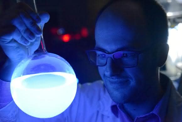 Stefan Schramm von der Universität Jena ist für seine Forschungen zur Biolumineszenz mit dem „Marlene DeLuca Award“ ausgezeichnet worden (Foto: Jan-Peter Kasper/FSU)