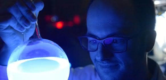 Stefan Schramm von der Universität Jena ist für seine Forschungen zur Biolumineszenz mit dem „Marlene DeLuca Award“ ausgezeichnet worden (Foto: Jan-Peter Kasper/FSU)