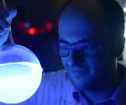 Stefan Schramm von der Universität Jena ist für seine Forschungen zur Biolumineszenz mit dem „Marlene DeLuca Award“ ausgezeichnet worden (Foto: Jan-Peter Kasper/FSU)
