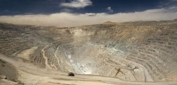 Hier warten noch zwei Milliarden Tonnen Kupfererz auf die Förderung: Chuquicamata-Mine in Chile. (Foto: ABB) Hier warten noch zwei Milliarden Tonnen Kupfererz auf die Förderung: Chuquicamata-Mine in Chile. (Foto: ABB)