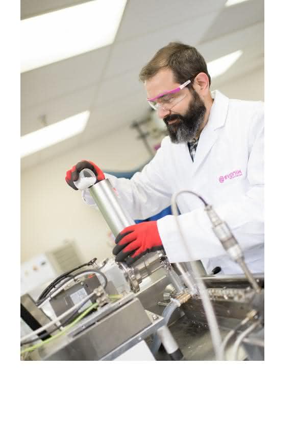 Forschung an neuen Lösungen: Im Projekthaus Medical Devices in Birmingham (Alabama, USA) werden verbesserte Materialien für die Medizintechnik entwickelt. Hier ein Mitarbeiter beim Befüllen eines Extruders mit einem Polymergranulat. Forschung an neuen Lösungen: Im Projekthaus Medical Devices in Birmingham (Alabama, USA) werden verbesserte Materialien für die Medizintechnik entwickelt. Hier ein Mitarbeiter beim Befüllen eines Extruders mit einem Polymergranulat.