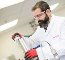 Forschung an neuen Lösungen: Im Projekthaus Medical Devices in Birmingham (Alabama, USA) werden verbesserte Materialien für die Medizintechnik entwickelt. Hier ein Mitarbeiter beim Befüllen eines Extruders mit einem Polymergranulat. Forschung an neuen Lösungen: Im Projekthaus Medical Devices in Birmingham (Alabama, USA) werden verbesserte Materialien für die Medizintechnik entwickelt. Hier ein Mitarbeiter beim Befüllen eines Extruders mit einem Polymergranulat.