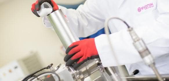 Forschung an neuen Lösungen: Im Projekthaus Medical Devices in Birmingham (Alabama, USA) werden verbesserte Materialien für die Medizintechnik entwickelt. Hier ein Mitarbeiter beim Befüllen eines Extruders mit einem Polymergranulat. Forschung an neuen Lösungen: Im Projekthaus Medical Devices in Birmingham (Alabama, USA) werden verbesserte Materialien für die Medizintechnik entwickelt. Hier ein Mitarbeiter beim Befüllen eines Extruders mit einem Polymergranulat.