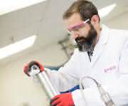 Forschung an neuen Lösungen: Im Projekthaus Medical Devices in Birmingham (Alabama, USA) werden verbesserte Materialien für die Medizintechnik entwickelt. Hier ein Mitarbeiter beim Befüllen eines Extruders mit einem Polymergranulat. Forschung an neuen Lösungen: Im Projekthaus Medical Devices in Birmingham (Alabama, USA) werden verbesserte Materialien für die Medizintechnik entwickelt. Hier ein Mitarbeiter beim Befüllen eines Extruders mit einem Polymergranulat.