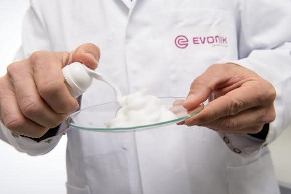 Perfekter Schaum: Schaum signalisiert Reinigung und Pflege für den Verbraucher. Biotenside von Evonik weisen hervorragende Schaumeigenschaften auf.
