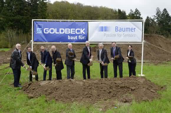 Baumer feiert Spatenstich Baumer baut Logistikzentrum