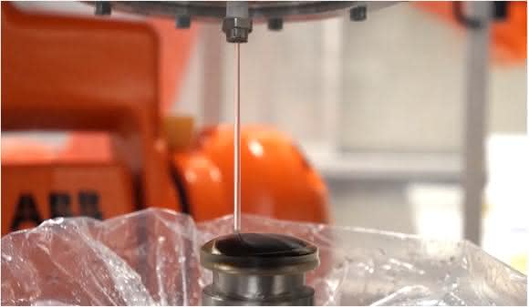 Fluid-Jet-Strahl beim Roboterpolieren Fluid-Jet-Strahl beim Roboterpolieren