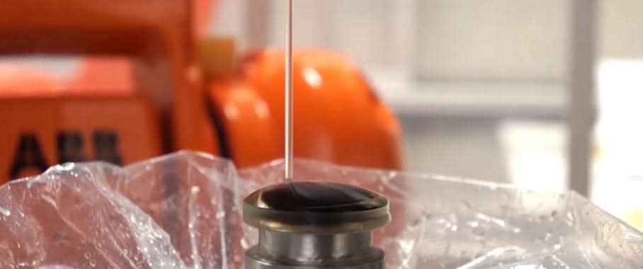 Fluid-Jet-Strahl beim Roboterpolieren Fluid-Jet-Strahl beim Roboterpolieren