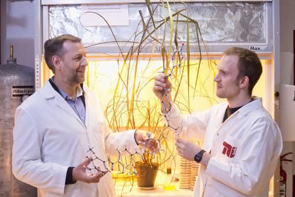 Prof. Dr. Roderich Süssmuth (links) und Daniel Petras